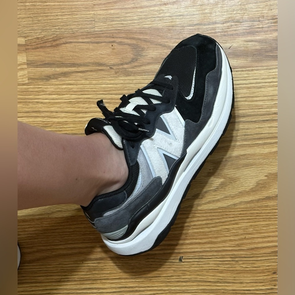 FIGS | New Balance 5740 Women's 11 Mens 9.5 Sneaker